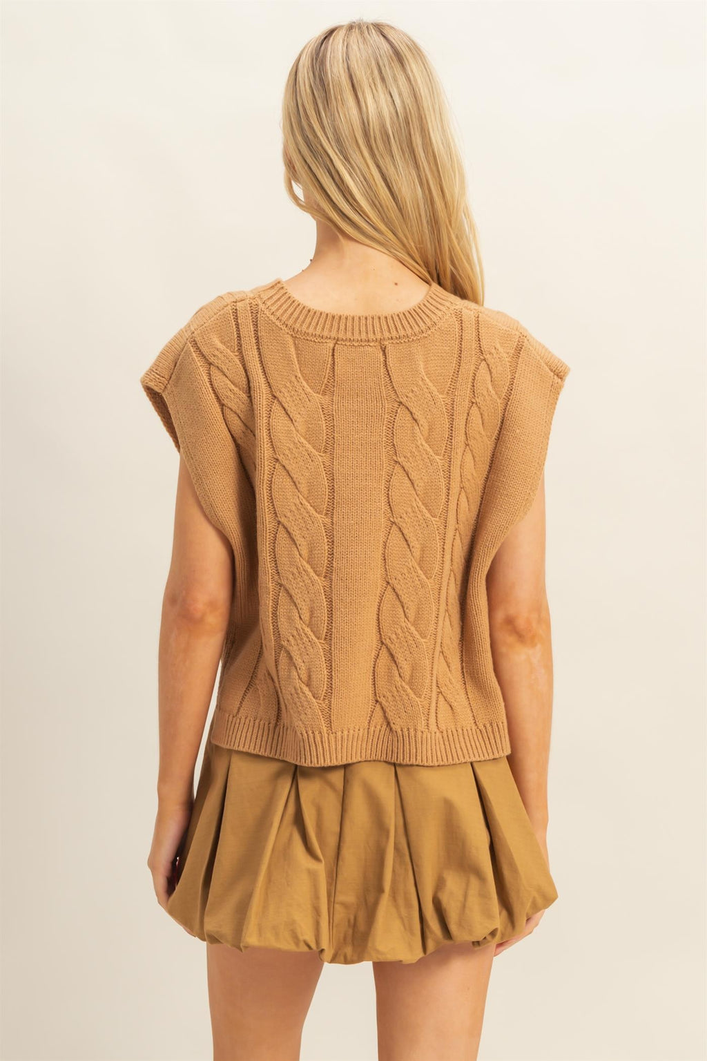 CAMEL KNIT SLEEVELESS SWEATER