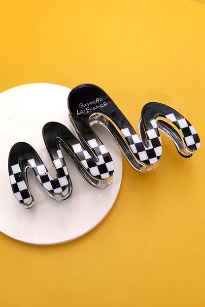 WAVY CHECKERED CLAW CLIPS