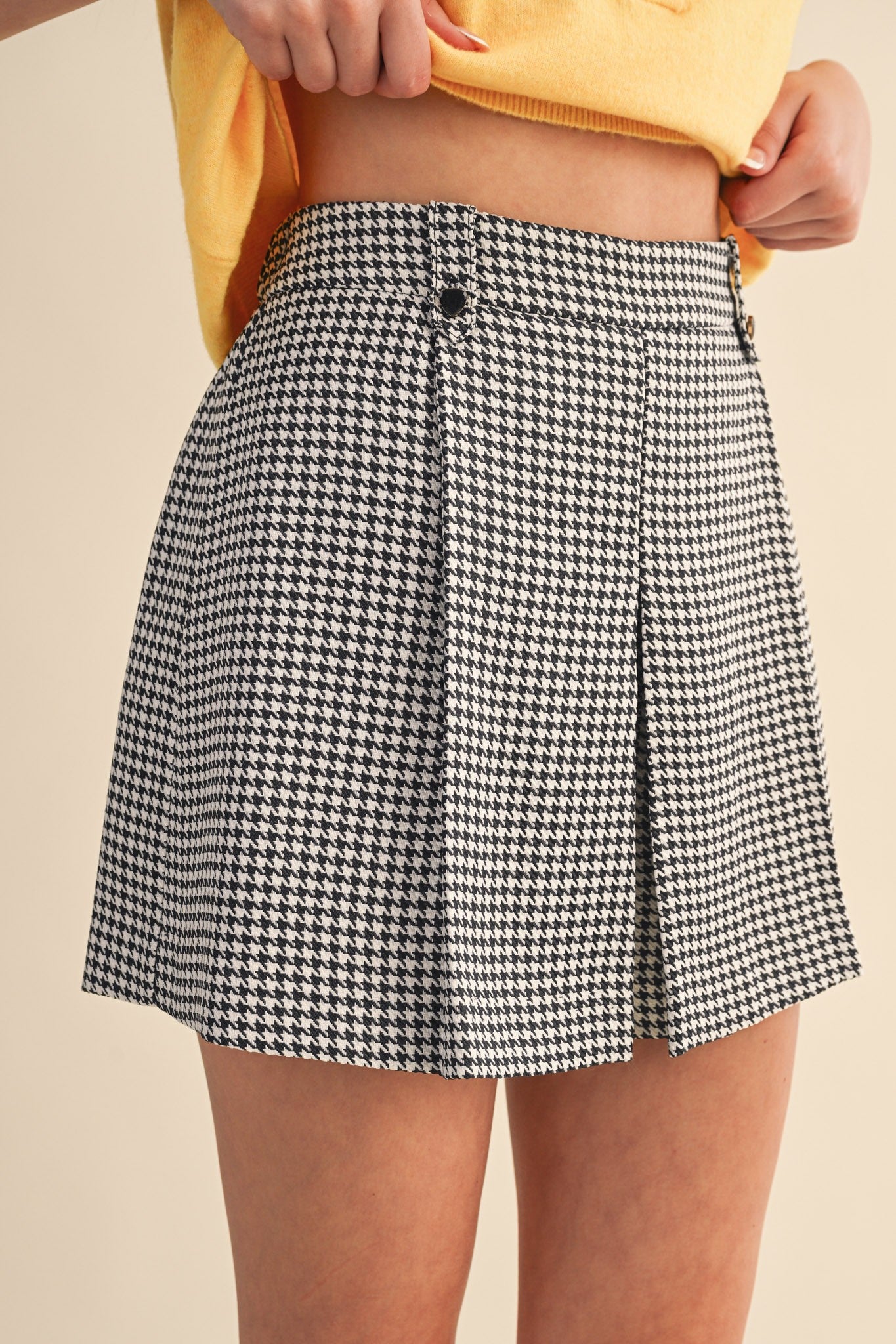 BLACK HOUNDSTOOTH PLEATED SHORTS