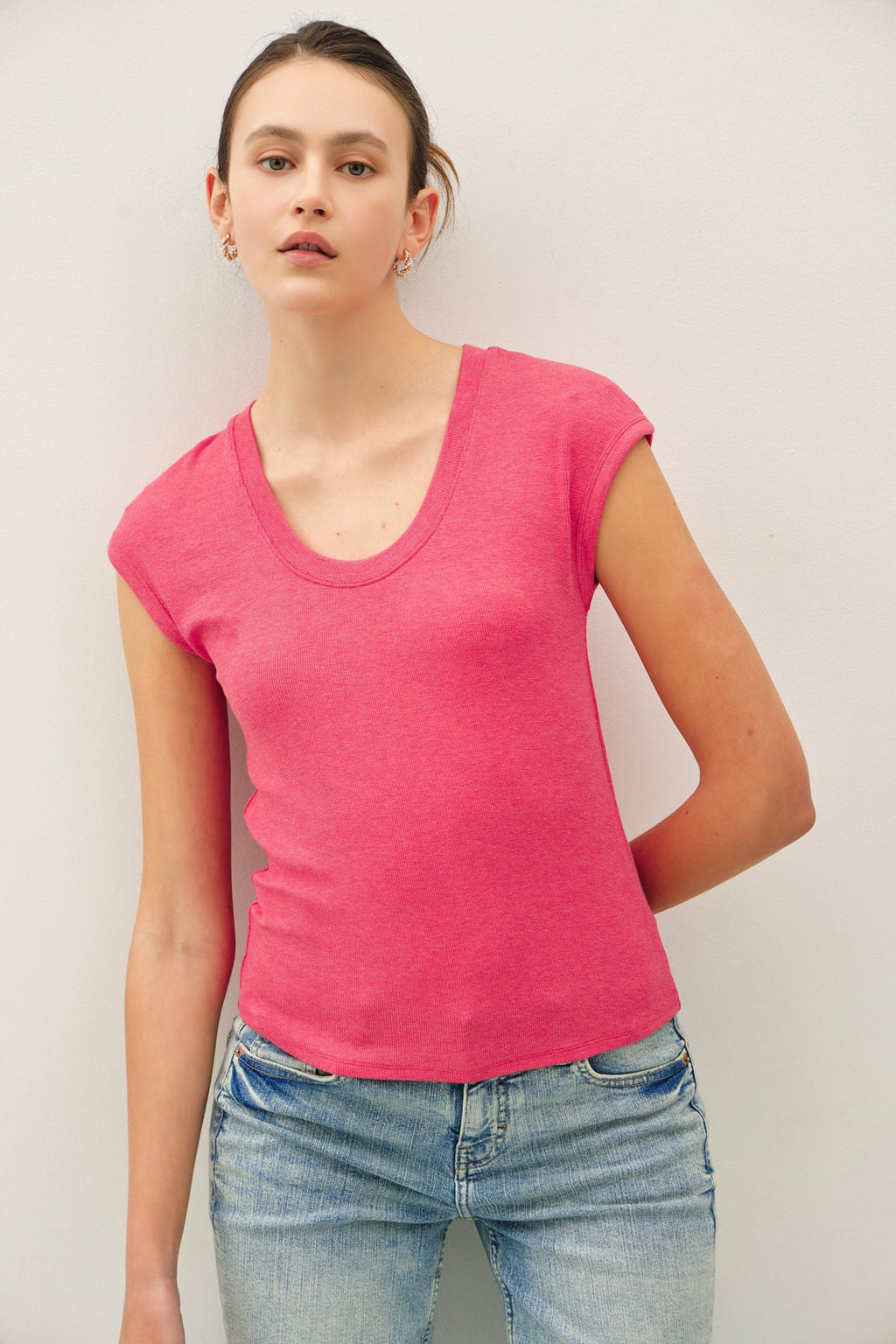 RIBBED SCOOP NECK MODAL TOP