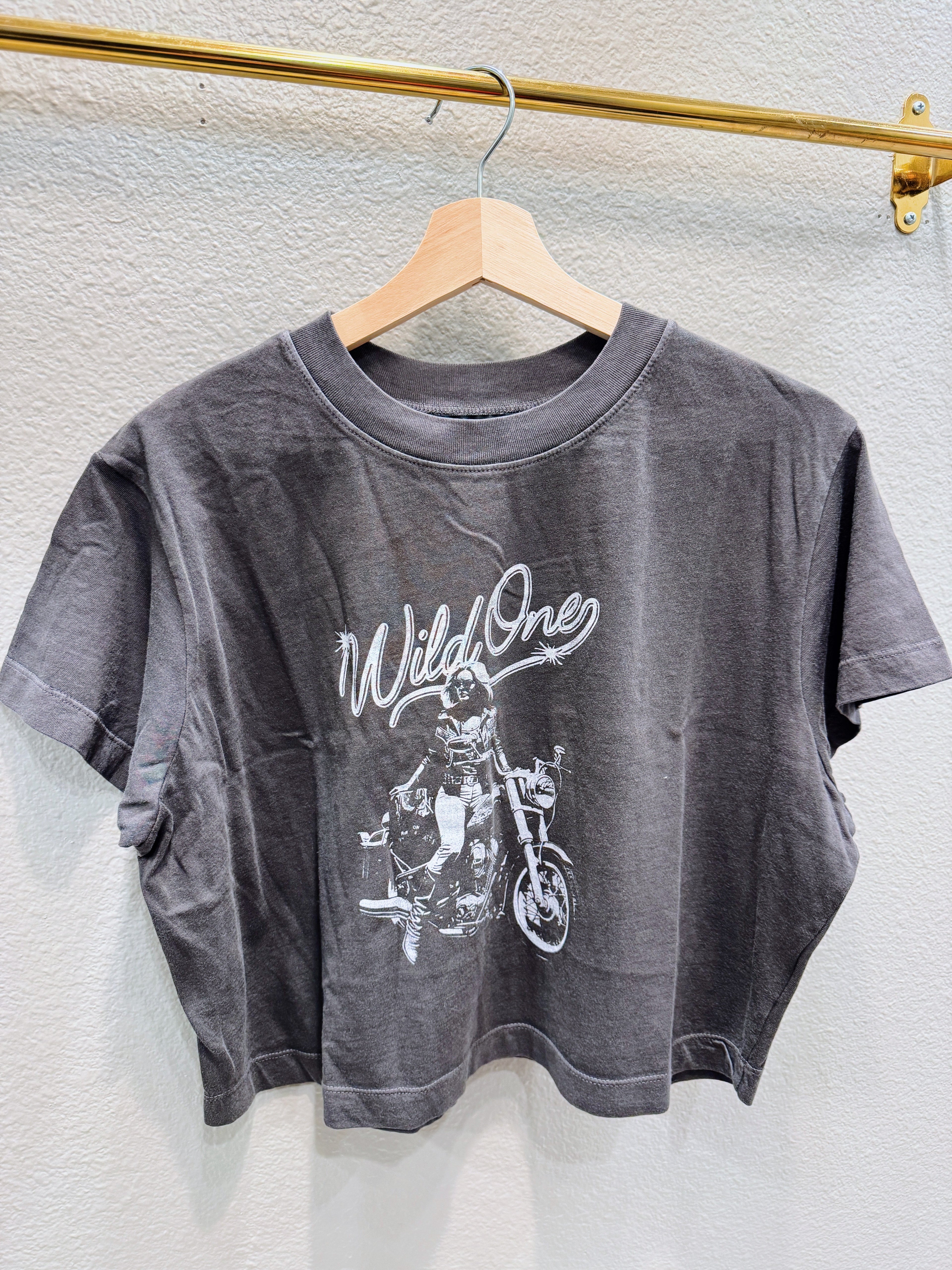 WILD ONE CROPPED GRAPHIC TEE