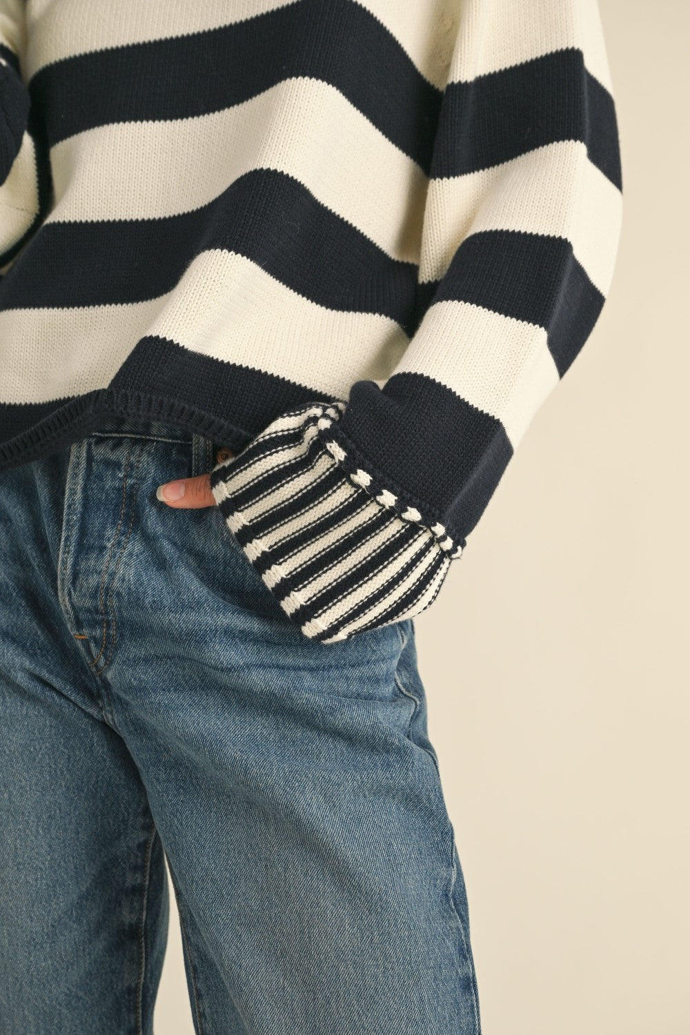 BLACK AND WHITE STRIPED SWEATER