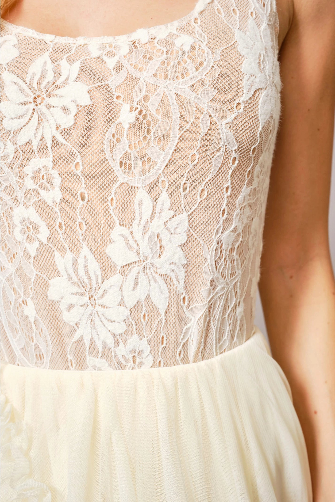LACE SCOOP NECK BODYSUIT