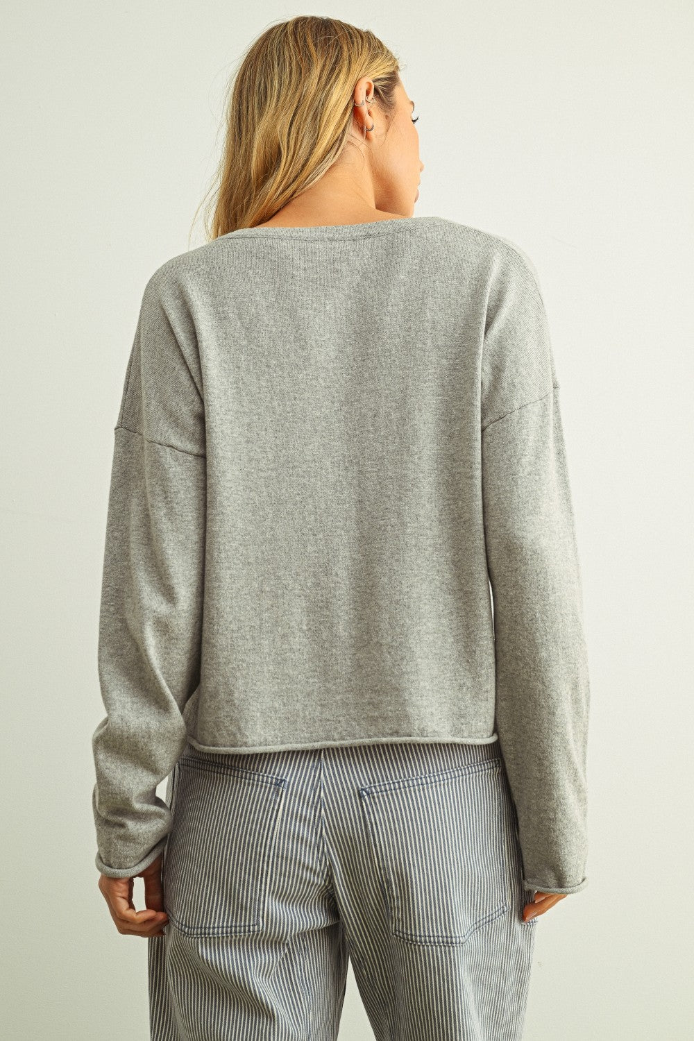 ESSENTIAL LONG SLEEVE CROP TOP GREY