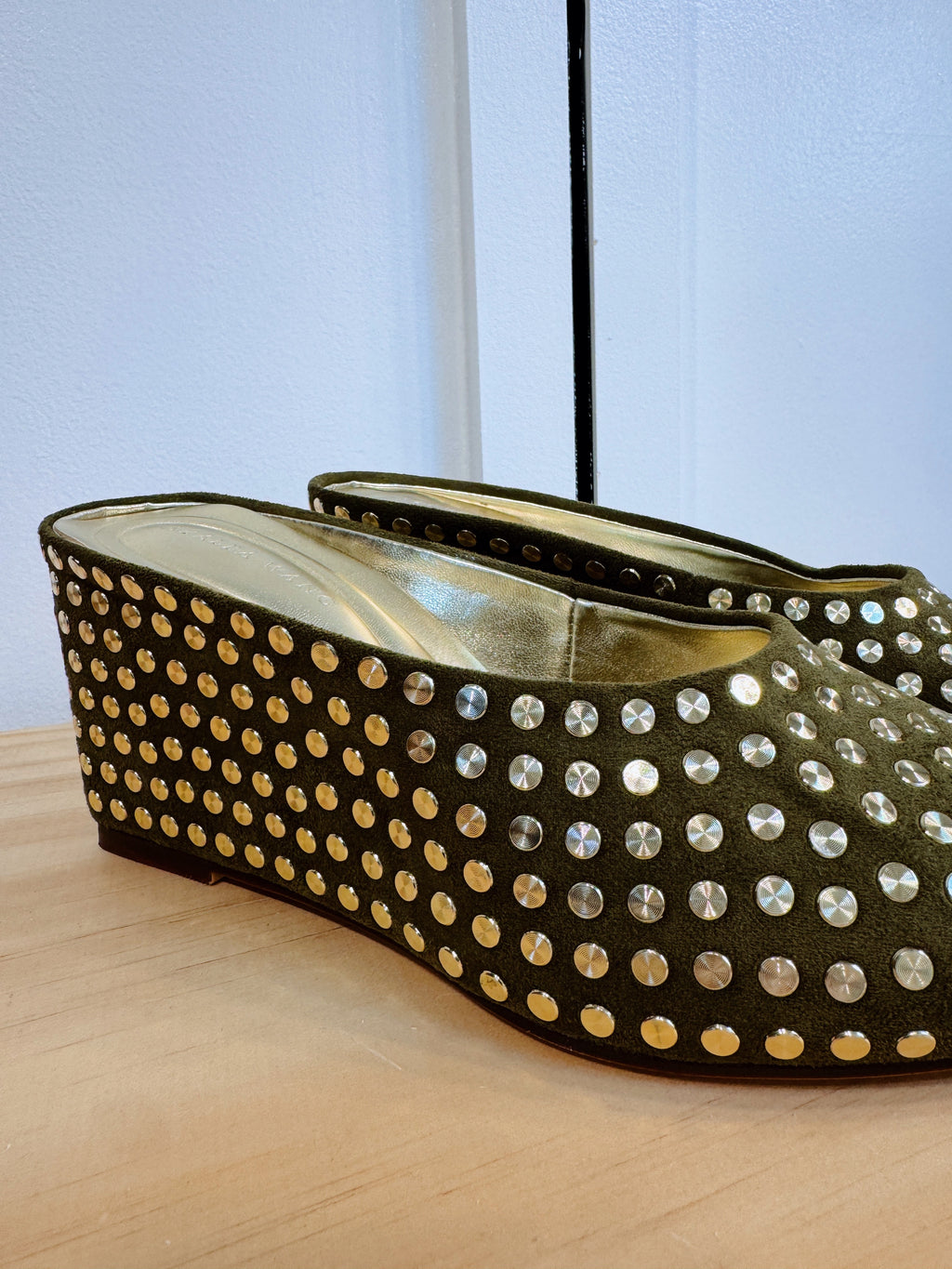 NEIZA OLIVE STUDDED WEDGE PUMP
