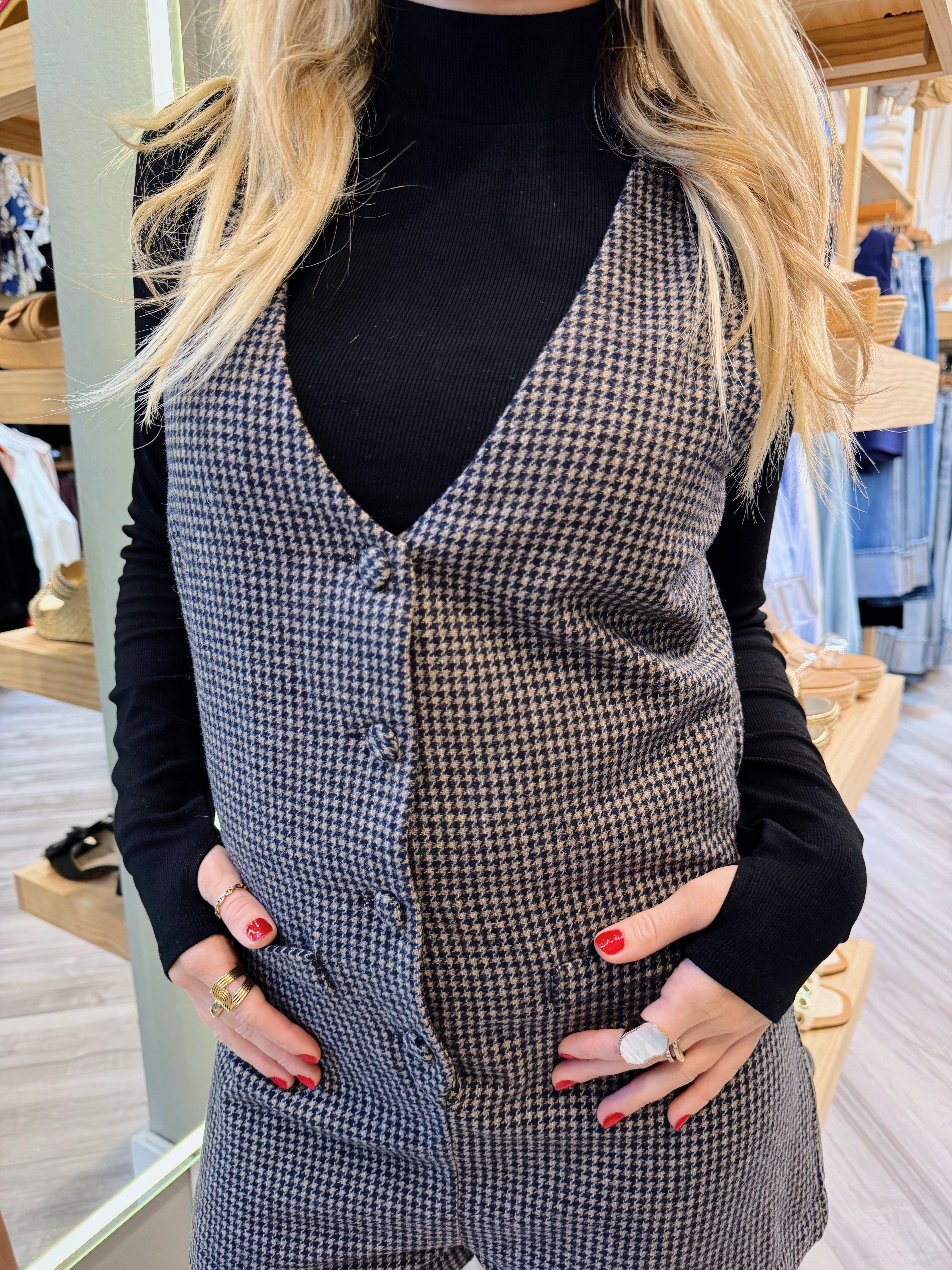 RONAN BLACK MOCK NECK TOP W/ THUMBHOLE