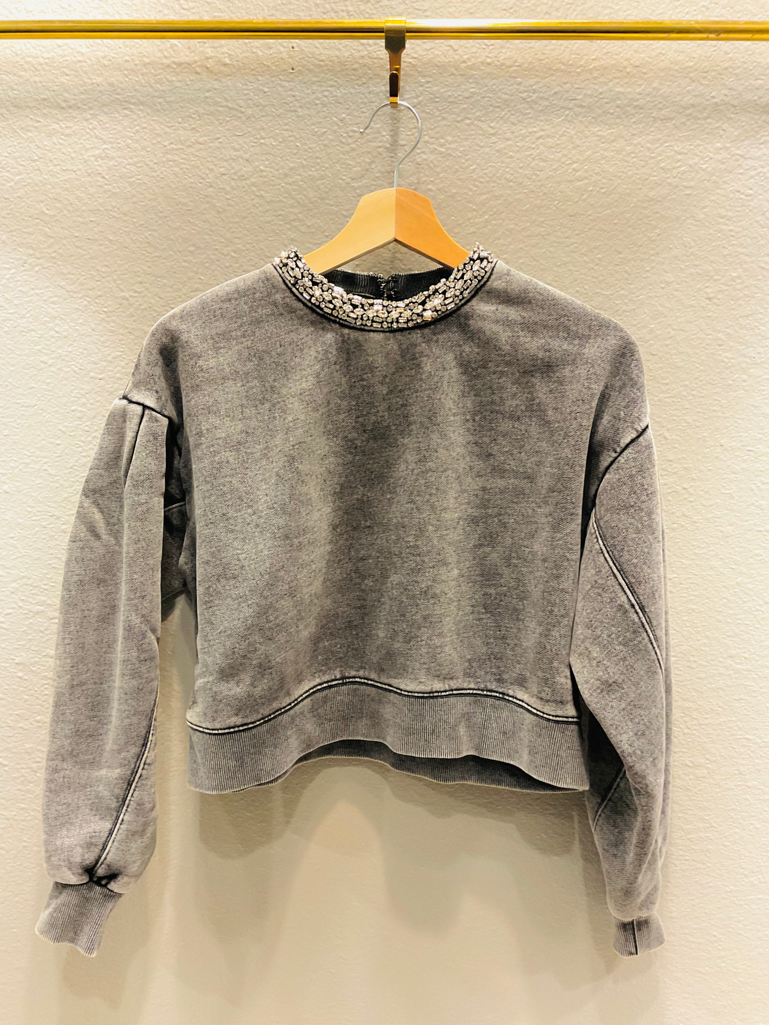 BLING AROUND THE NECK CROPPED SWEATER