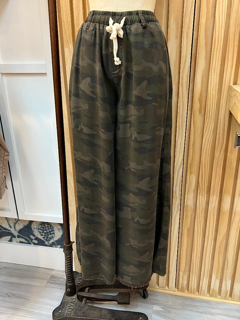 CAMO WIDE LEG