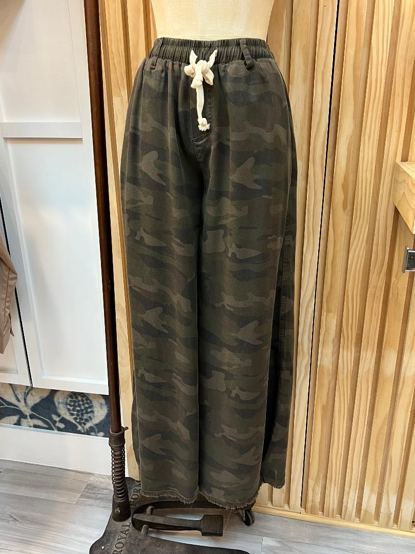 CAMO WIDE LEG