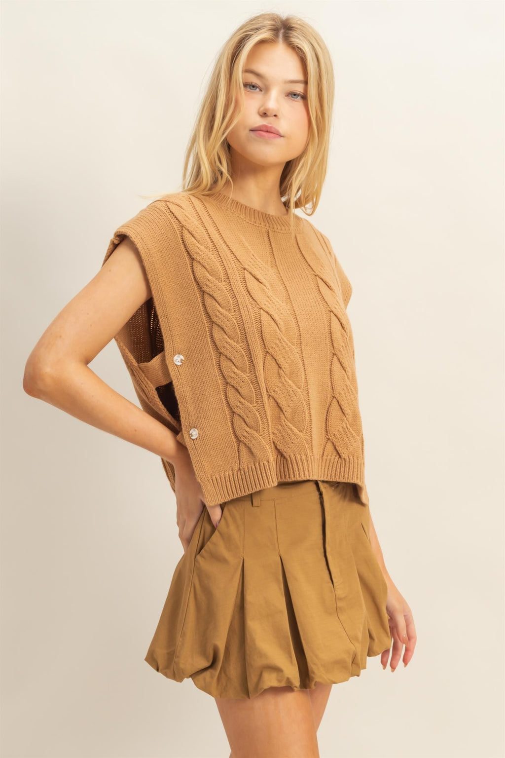 CAMEL KNIT SLEEVELESS SWEATER