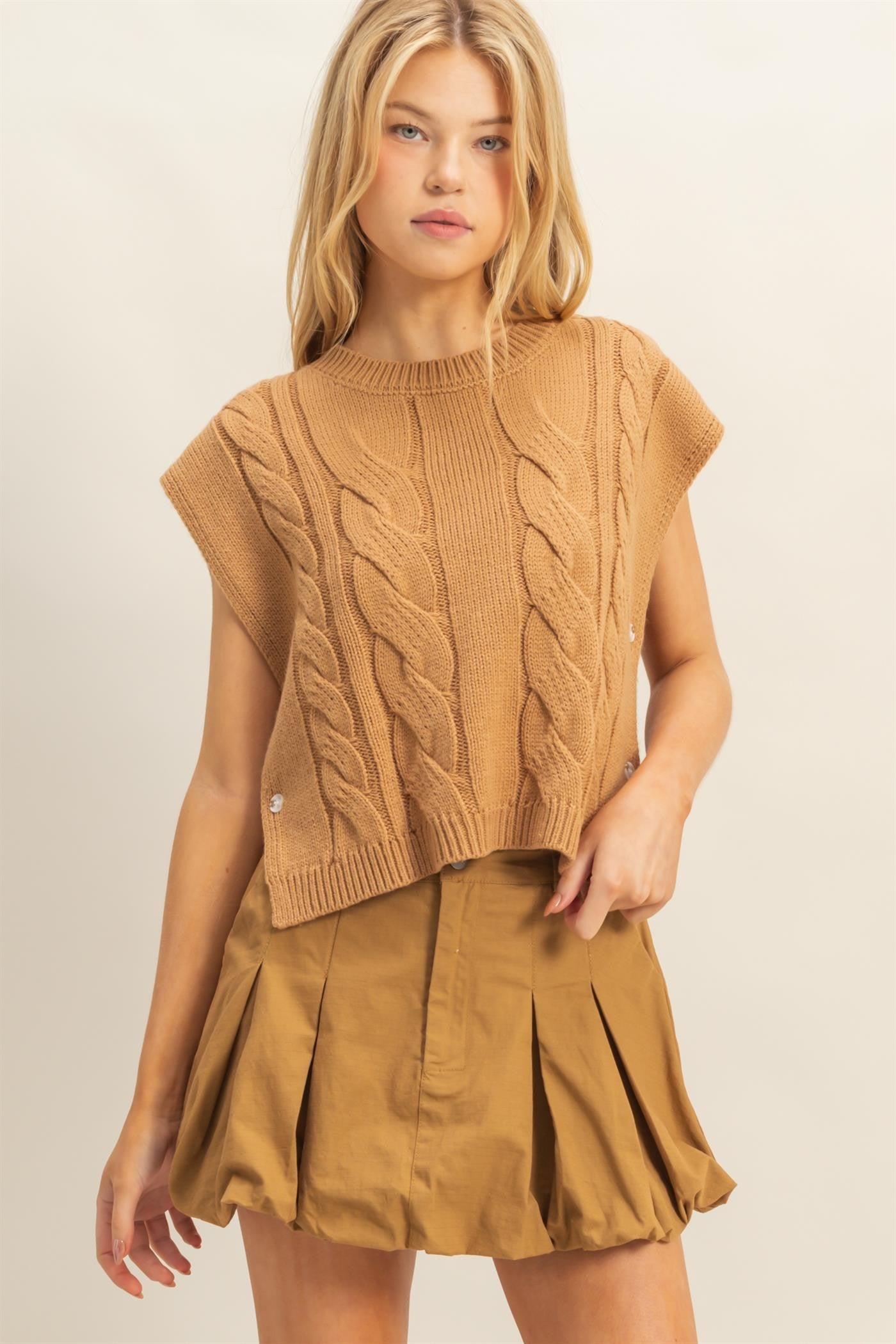 CAMEL KNIT SLEEVELESS SWEATER